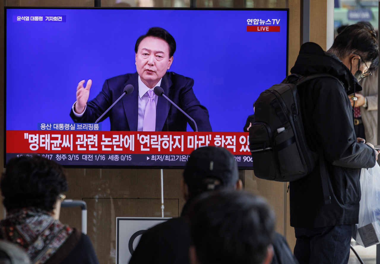 President Yoon Suk Yeol's news conference is being televised at Seoul Station in central Seoul on Thursday. (Yonhap)