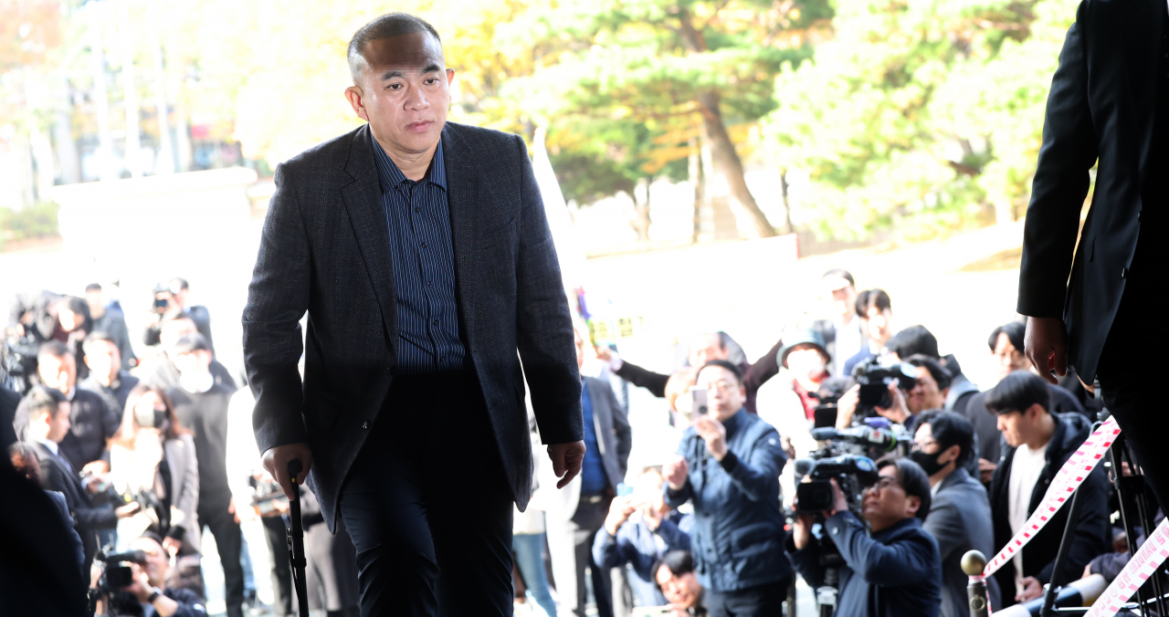 Myung Tae-kyun, a self-proclaimed political broker, arrives at the Changwon District Prosecutors Office in the southeastern province of South Gyeongsang on Friday for questioning about illegal political funds and other allegations. (Yonhap)