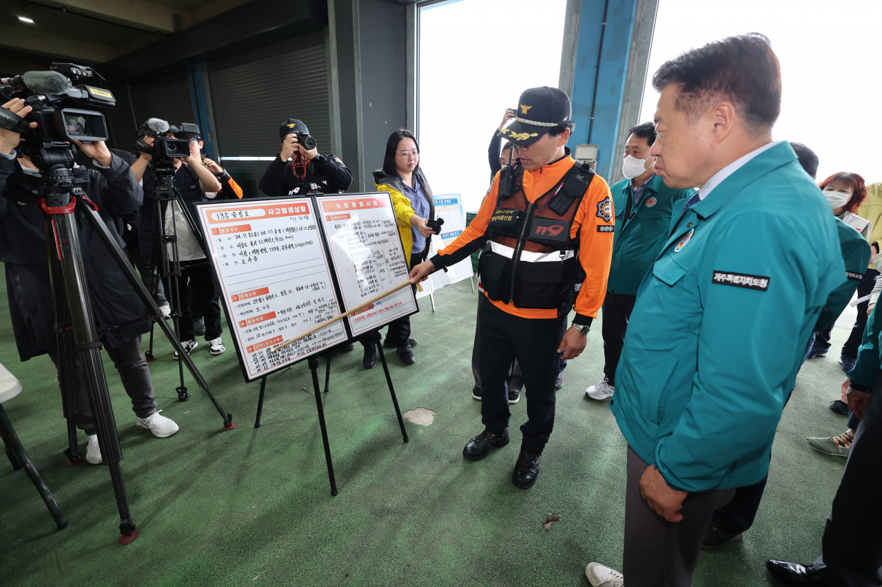 Jeju Governor Oh Yeong-hun (right) is being briefed on the search and rescue operation related to the sinking of a fishing boat off the coast of Jeju Island on Friday, which left two dead and 12 missing, at the Hallim Port on Jeju Island (Yonhap)