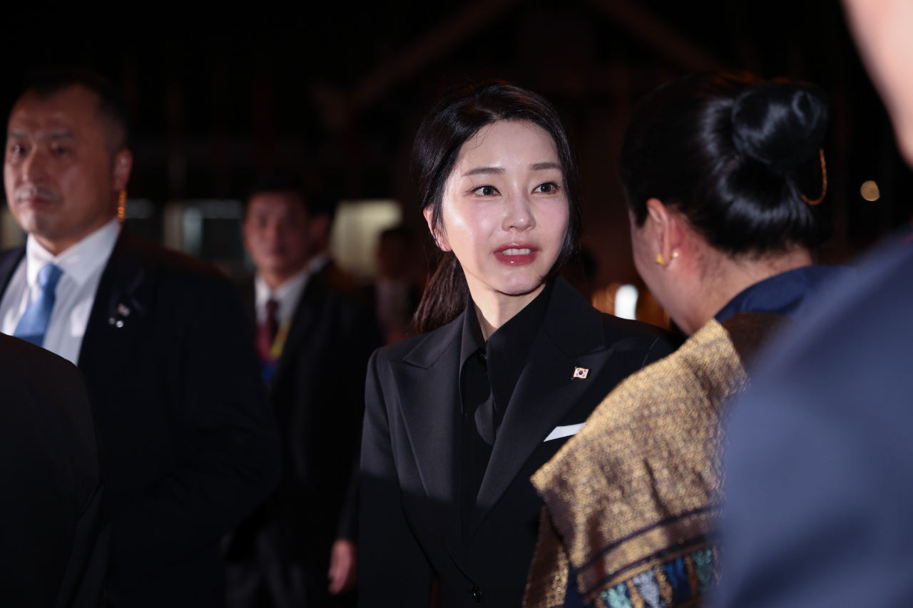 First Lady Kim Keon Hee (center) arrives in Laos on Oct. 9 for President Yoon Suk Yeol’s Association of Southeast Asian Nations summit. (Yonhap)