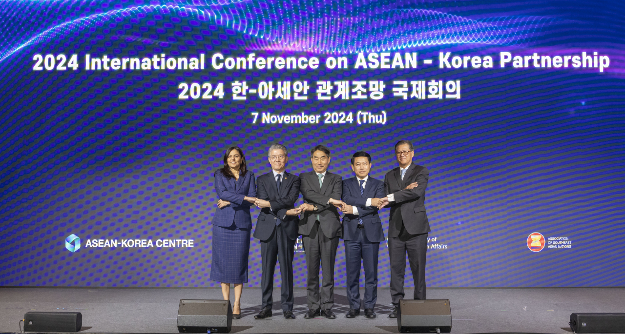 From left: Dato' Astanah Abdul Aziz, deputy secretary-general of ASEAN for the political-security community, Kim Hong Kyun, first vice minister of South Korea's Foreign Ministry, Kim Jae-shin, secretary-general of the ASEAN-Korea Center, Saleumxay Kommasith, deputy prime minister and minister of foreign affairs of Laos, and Russ Jalichandra, vice minister of foreign affairs of Thailand, attend the International Conference on ASEAN-Korea Partnership 2024 at the Lotte Hotel in Seoul on Thursday. (ASEAN-Korea Center)