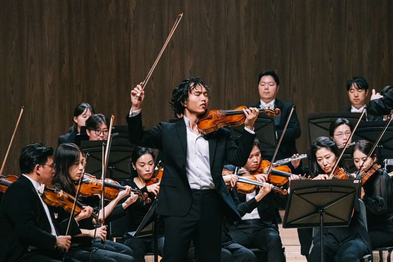 Luo Chaowen, first prize winner of Isangyun Competition 2024, performs with the Tongyeong Festival Orchestra led by conductor Christoph Poppen on Saturday at Tongyong Concert Hall in Tongyeong, South Gyeongsang Province. (Tongyeong International Music Foundation)