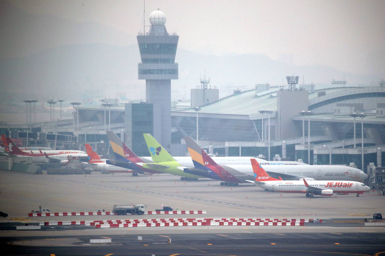 This file photo from Mar. 25, 2022, shows planes on the tarmac at Incheon International Airport, west of Seoul. (Yonhap)