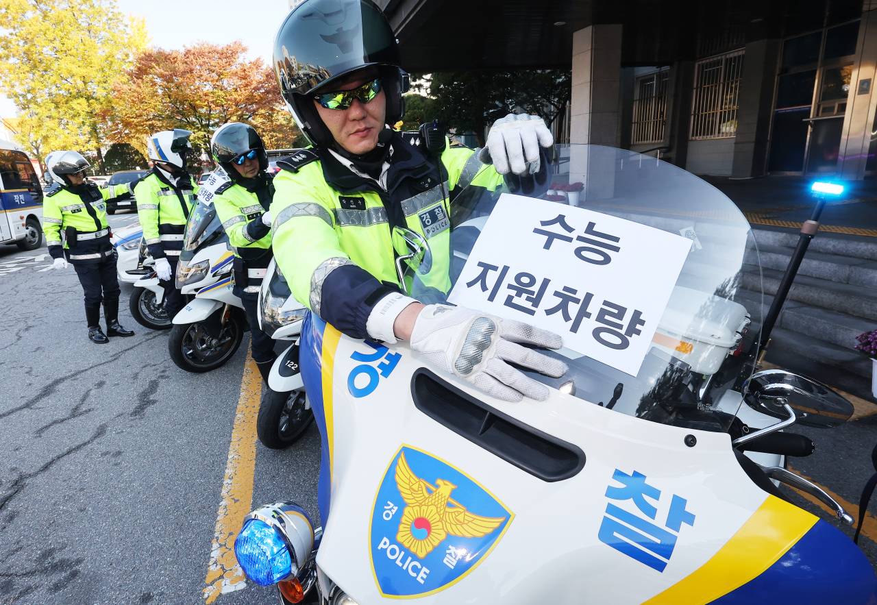 Police officers check their motorcycles at Nambu Police Station in Suwon, 30 kilometers south of Seoul, on Monday, three days ahead of the nationwide college entrance examination. The motorcycles will be used in transporting test-takers in emergency situations to test sites in time. (Yonhap)