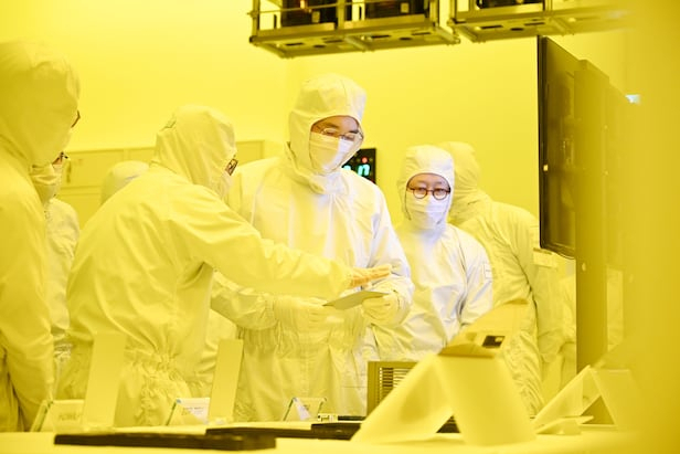 Samsung Electronics Co. Chairman Lee Jae-yong (center) tours the company's chip plant in Cheonan, South Chungcheong Province, on a Sunday on Feb. 17 2019. (Samsung Electronics)