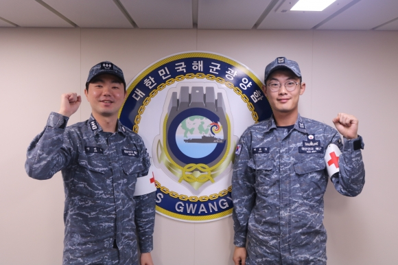 Lt. Lee Jin-ho (left) and Petty Officer Choi Hwan-yeong (Republic of Korea Navy)