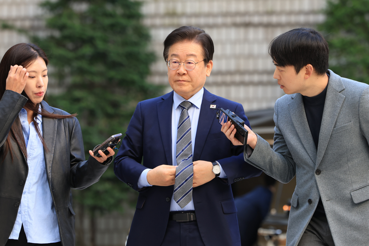 Democratic Party of Korea Rep. Lee Jae-myung arrives at the Seoul Central District Court on Tuesday to attend a court hearing on charges of bribery tied to a high-profile property development corruption scandal. Yonhap