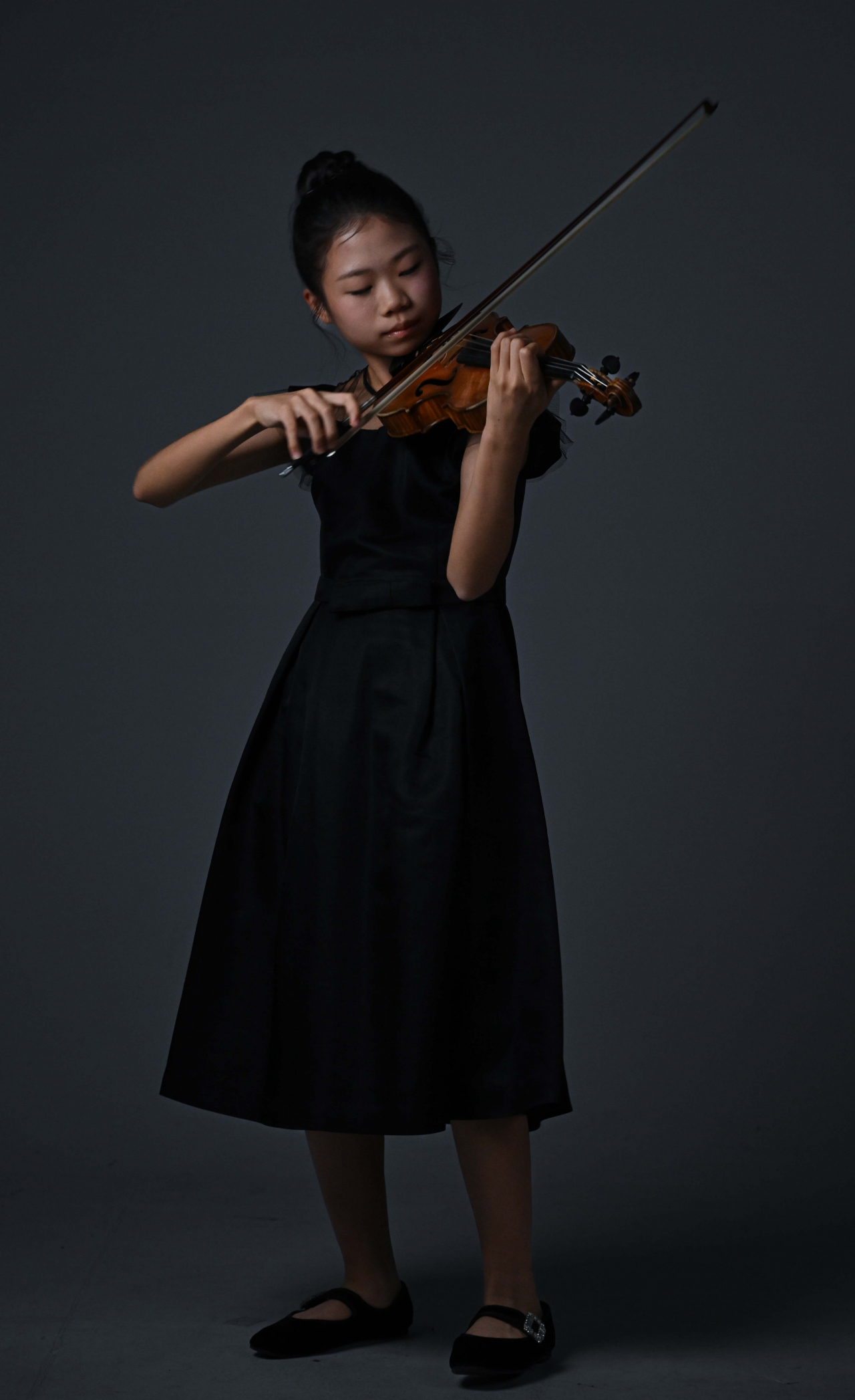 Violinist Lee Hyeon-jeong plays the violin during an interview with The Korea Herald at Herald Studio in Seoul on Oct. 31. (Lee Sang-sub/The Korea Herald)