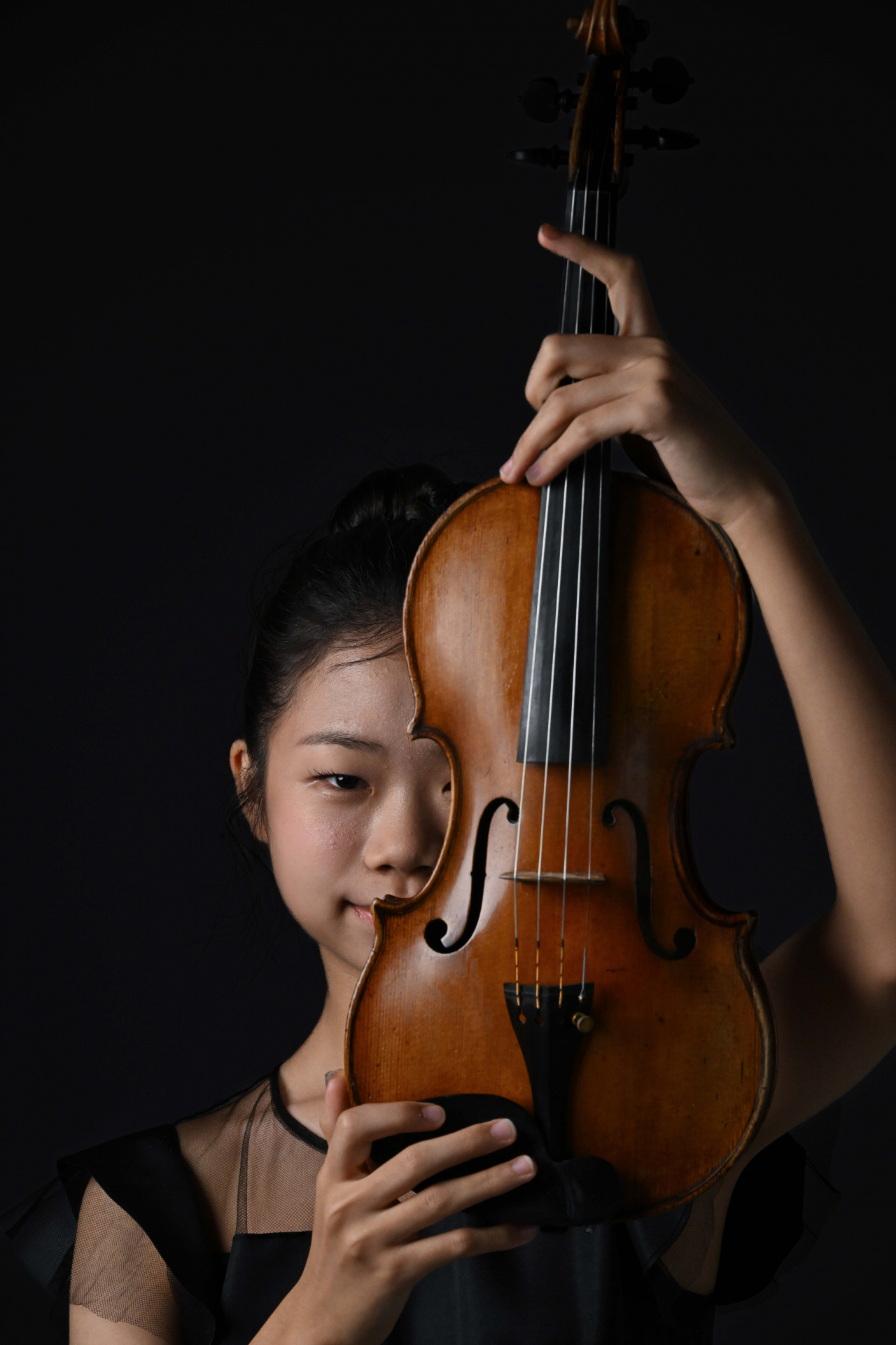 Violinist Lee Hyeon-jeong plays the violin during an interview with The Korea Herald at Herald Studio in Seoul on Oct. 31. (Lee Sang-sub/The Korea Herald)