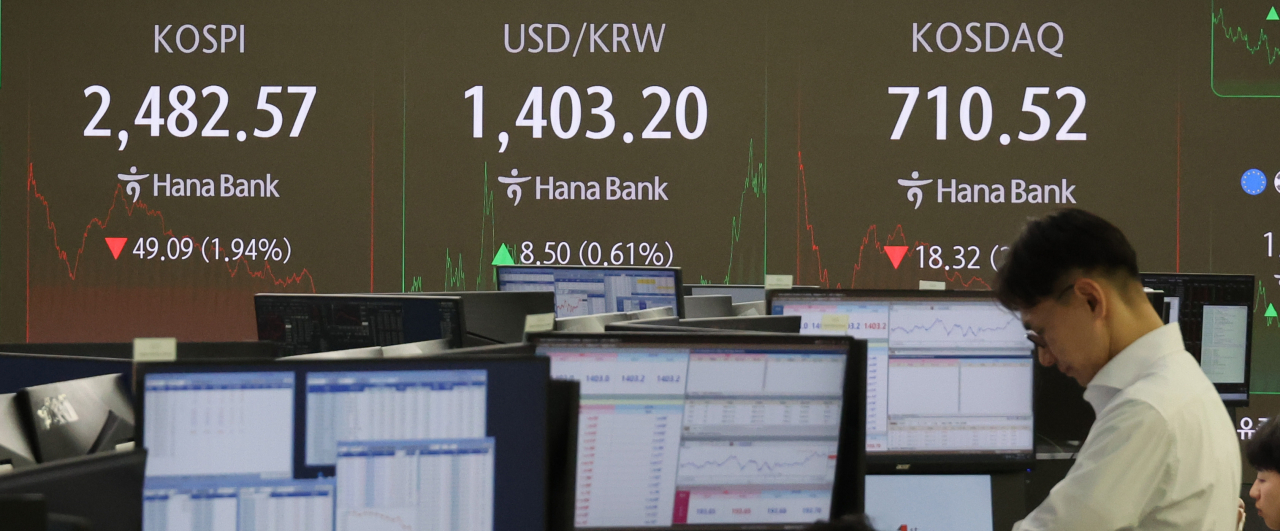 An electronic board showing the Korea Composite Stock Price Index at a dealing room of the Hana Bank headquarters in Seoul on Tuesday. (Yonhap)