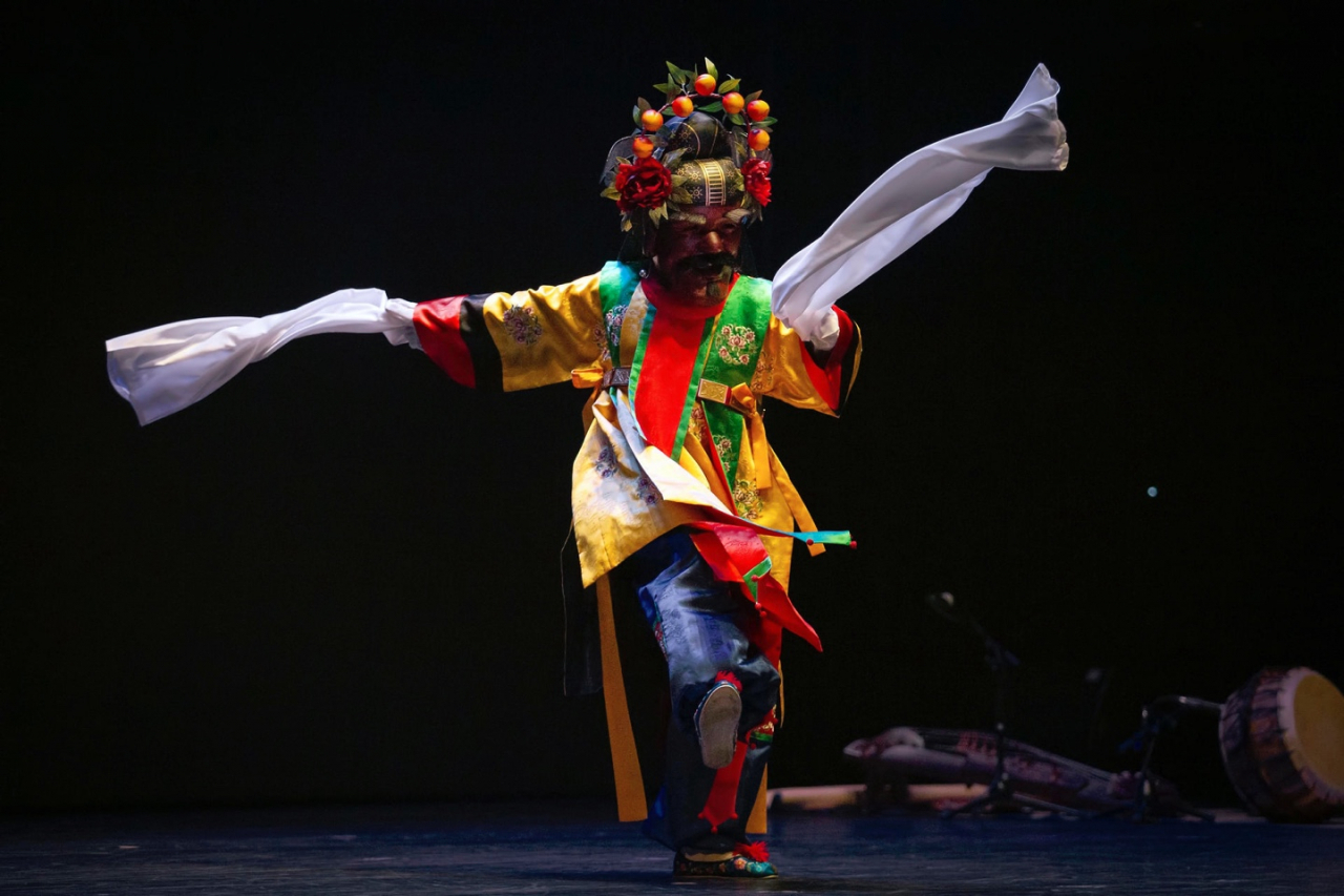 Dance of Cheoyong (Seoul Donhwamun Traditional Theater)