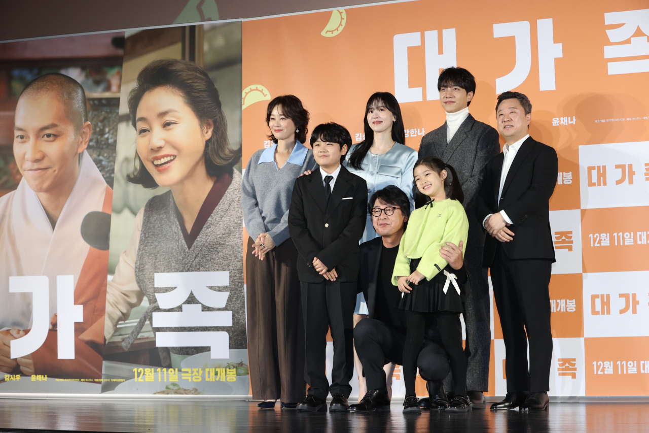 Actors Kim Sung-ryung (second row, left), Lee Seung-gi (second row, second from right) and Kim Yoon-seok (first row center) pose for a photo during a press conference for “About Family” in Seoul on Tuesday. (Yonhap)