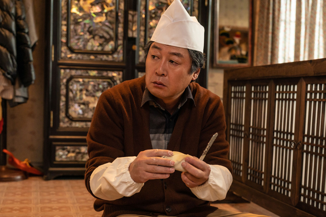 Kim Yoon-seok plays dumpling master Moo-ok in “About Family.” (Lotte Entertainment)