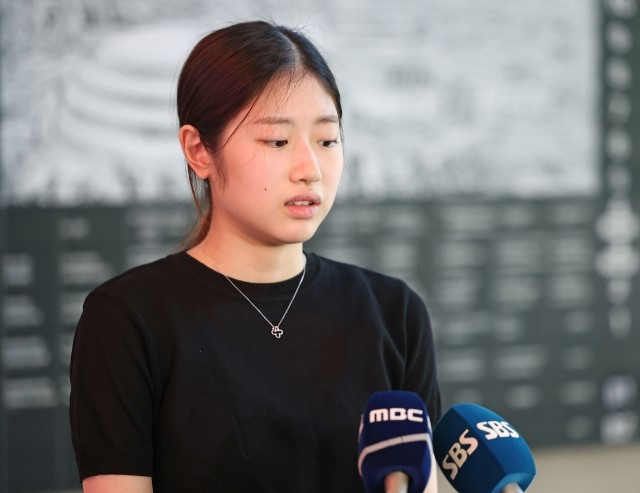 In this file photo from Aug. 29, South Korean figure skater Lee Hae-in speaks to reporters at the Olympic Center in Seoul, before attending an appeals hearing held by the Korean Sport & Olympic Committee over a three-year ban issued by the Korea Skating Union on Lee on charges of sexually harassing an underage teammate. (Yonhap)