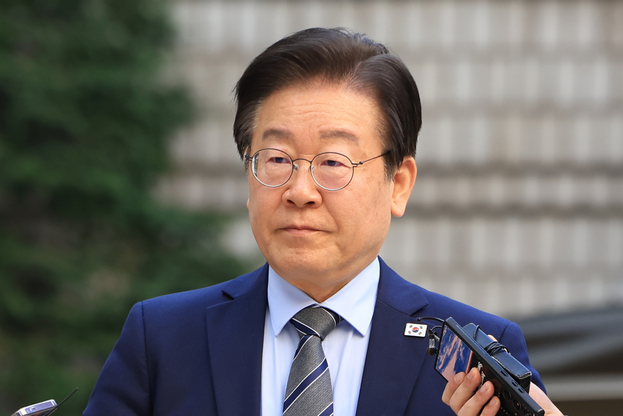 Democratic Party of Korea Rep. Lee Jae-myung arrives at the Seoul Central District Court on Tuesday to attend a court hearing on charges of bribery tied to a high-profile property development corruption scandal. (Yonhap)