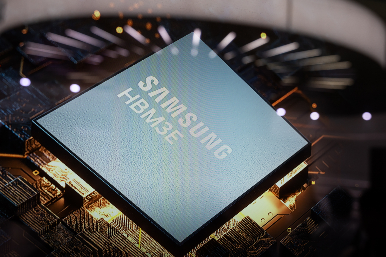 A Samsung 12-layer HBM3E memory chip on a monitor at the Semiconductor Exhibition in Seoul on Oct. 23. (Bloomberg)