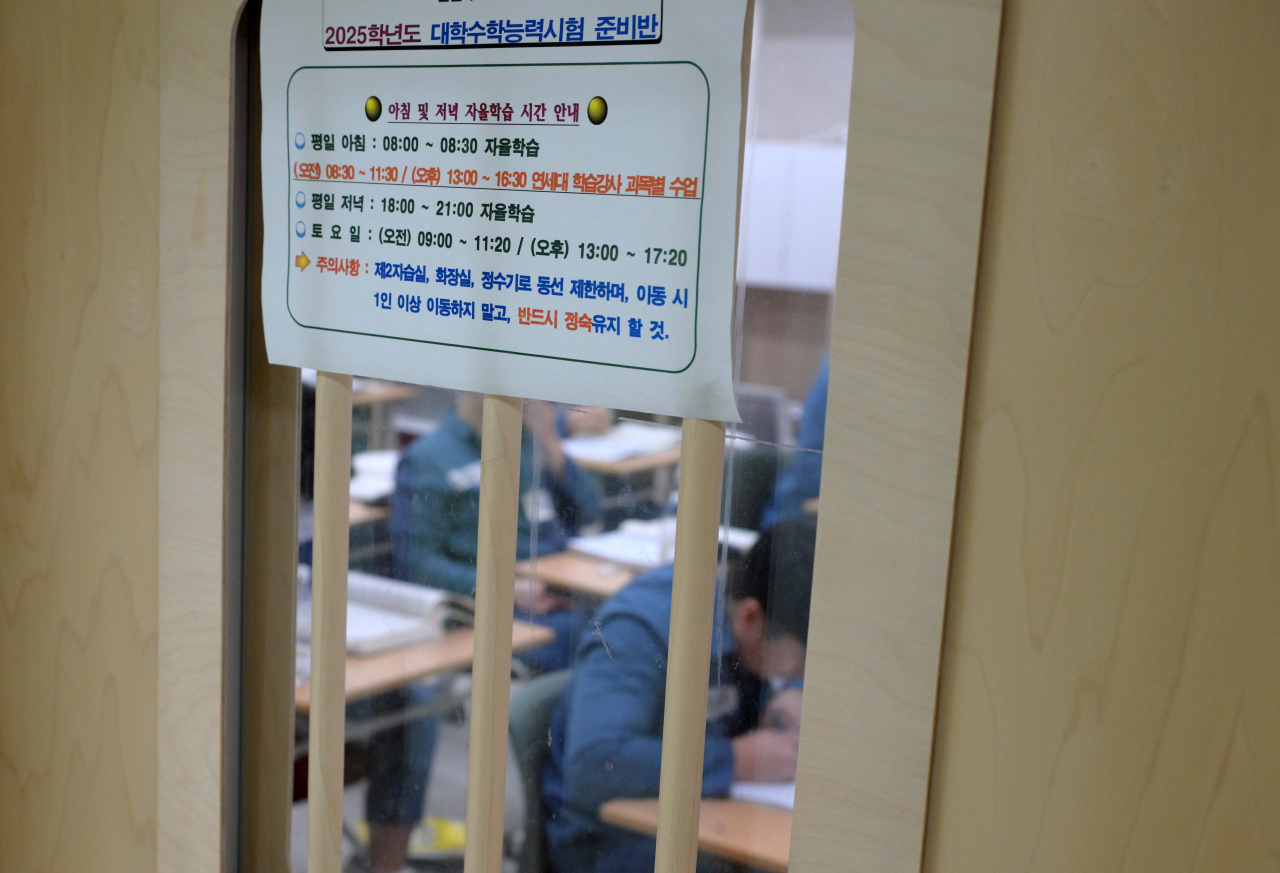 Boys in the CSAT prep class take a lesson at the Mandela Boys' School inside the Southern Correctional Institute of Seoul at Guro-gu, Seoul, on the afternoon of Nov. 8, just six days before the exam. (The Korea Herald/ Lee Sang-sub)