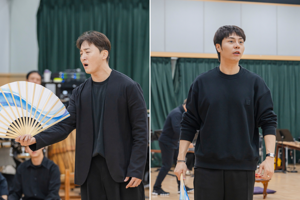 Lee Kwang-bok (left) and Kim Su-in rehearse a scene from the 