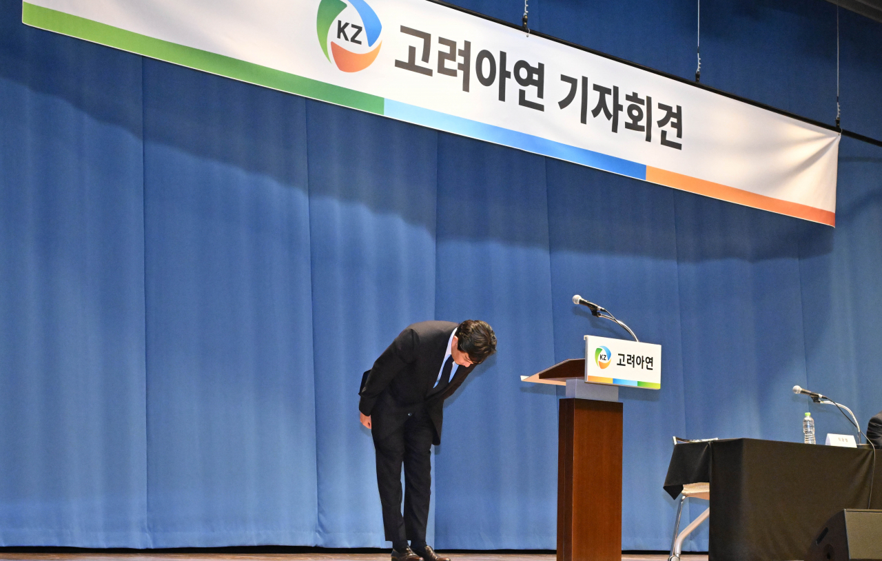 Korea Zinc Chairman Choi Yun-beom bows in apology at an urgent press conference held in Seoul on Wednesday. Earlier in the day, the company's board agreed to withdraw its capital issue plan announced last month. (Im Se-jun/The Korea Herald)