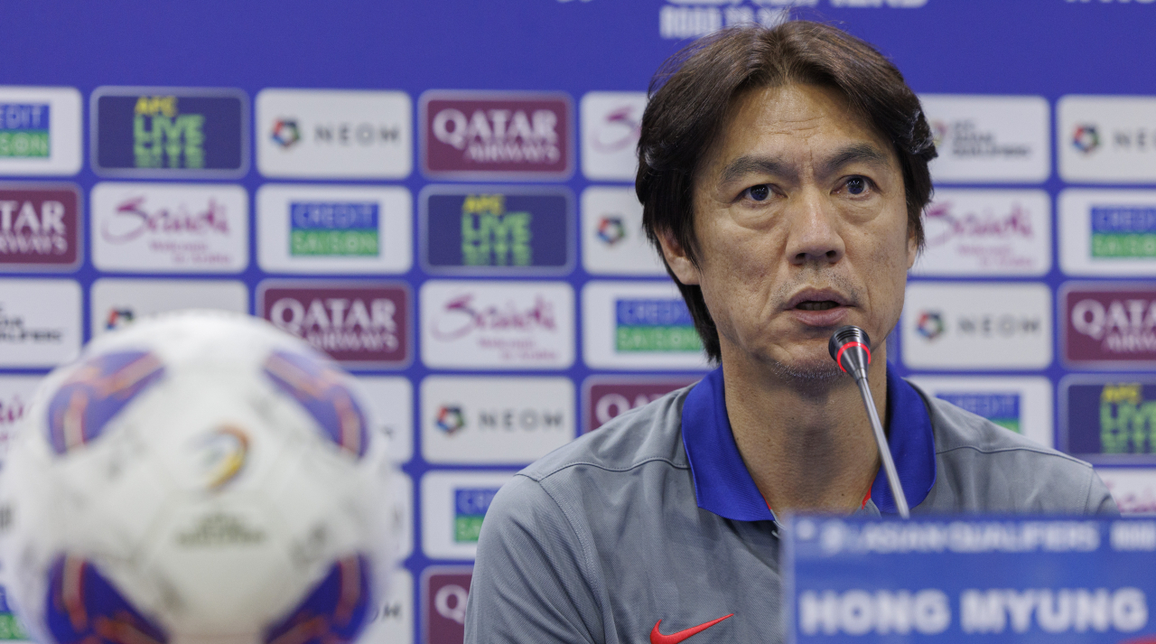 South Korea head coach Hong Myung-bo speaks at a press conference at Jaber Al-Ahmad International Stadium in Kuwait City, Wednesday. a day ahead of a World Cup qualifying match against Kuwait. (Yonhap)