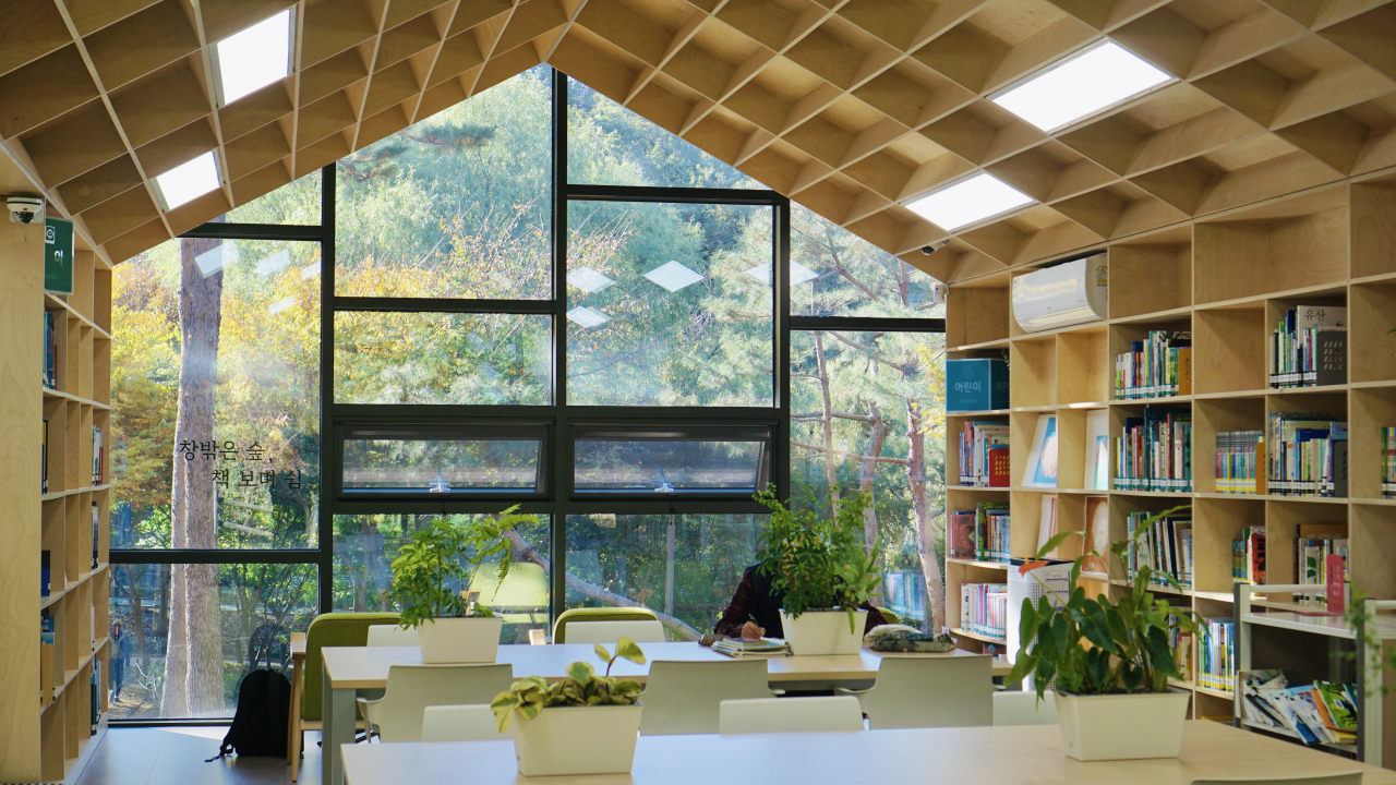 Bongjesan Book Shelter (No Kyung-min/The Korea Herald)