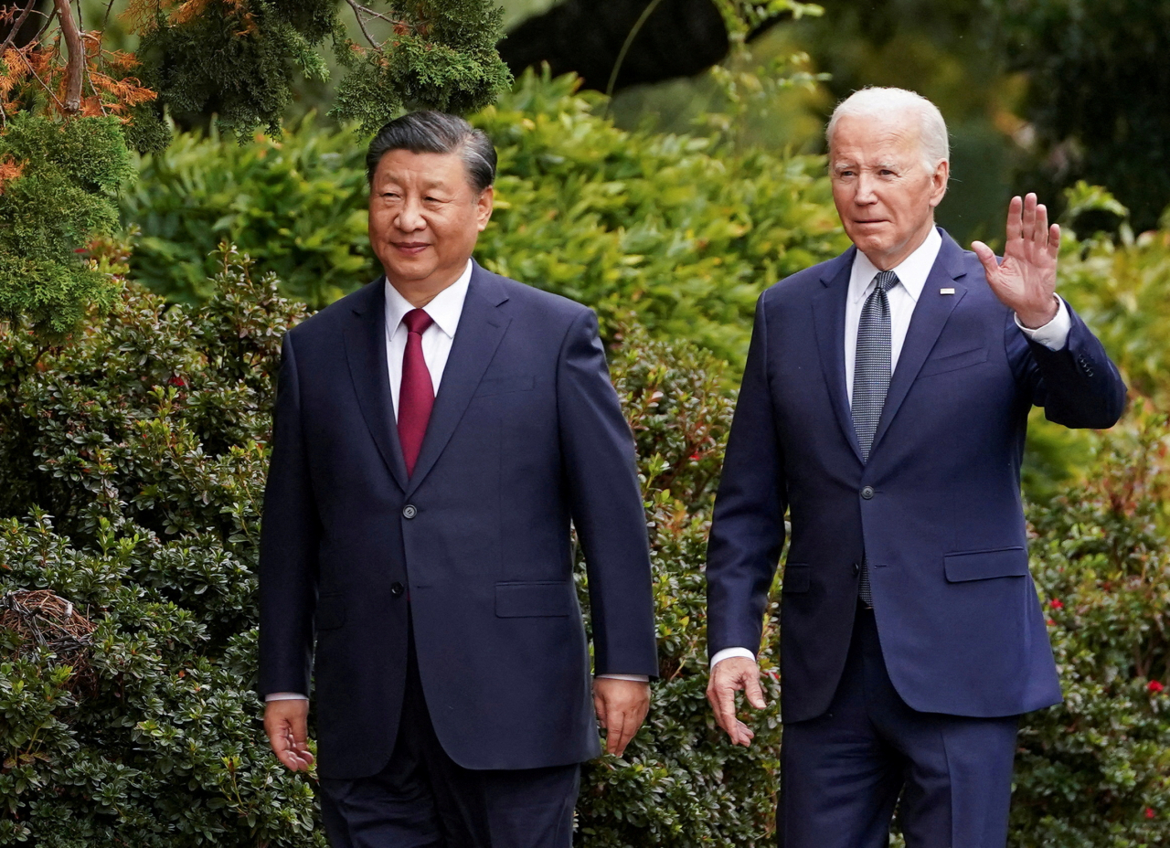 FILE PHOTO: U.S. President Joe Biden waves as he walks with Chinese President Xi Jinping at Filoli estate on the sidelines of the Asia-Pacific Economic Cooperation summit, in Woodside, California, US, November 15. REUTERS/Kevin Lamarque//File Photo