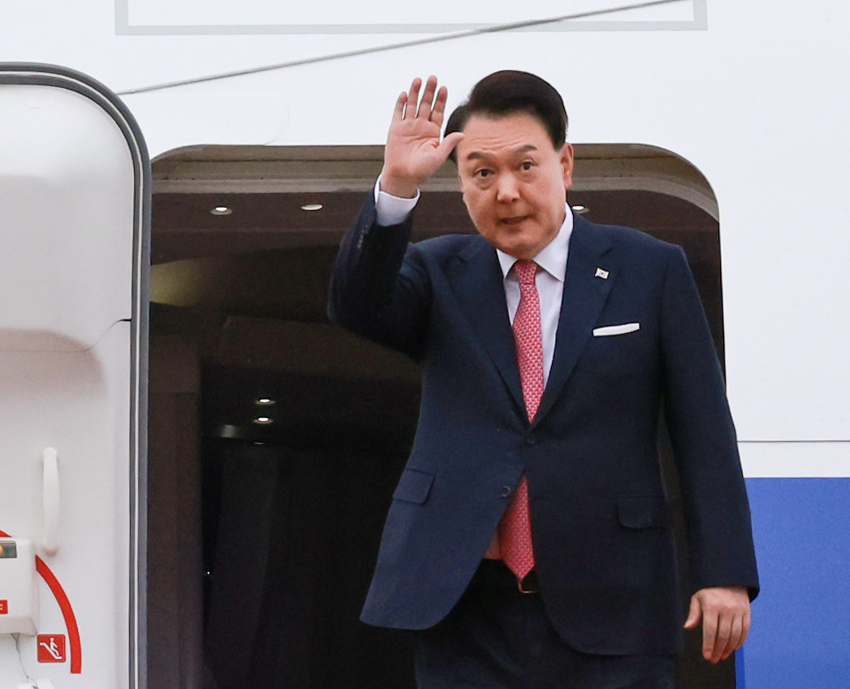 President Yoon Suk Yeol waves his hand as he embarks on the Air Force One on Thursday. (Yonhap)