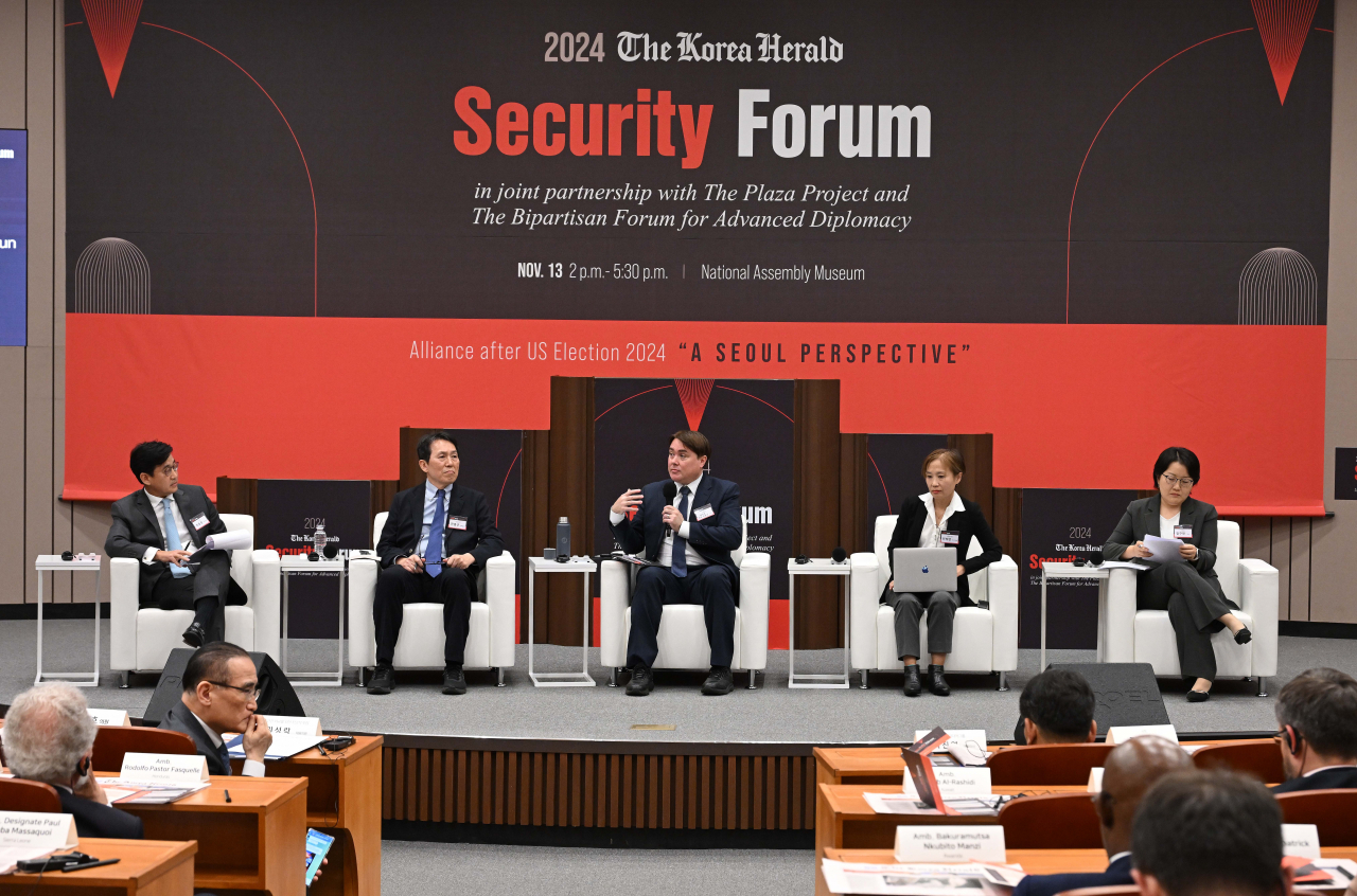 From left: Former Vice Foreign Minister Choi Jong-moon; Jun Bong-geun, professor emeritus of Korea National Diplomatic Academy; Leif-Eric Easley, professor of international studies at Ewha Womans University; Min Tae-eun, research fellow at the Korea Institute for National Unification; Chung Ku-youn, professor at Kangwon National University, speak at the Korea Herald Security Forum titled 