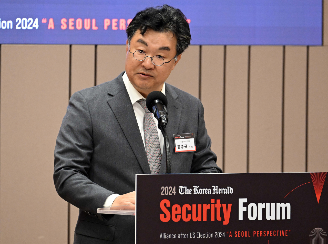 Kim Heung-kyu, the presdient of the Plaza Project, a nonpartisan think tank affiliated with the National Assembl and the director of the US-China Policy Institute at Ajou University, delivers his opening speech at the Korea Herald Security Forum on Wednesday. (Lee Sang-sub/ The Korea Herald)