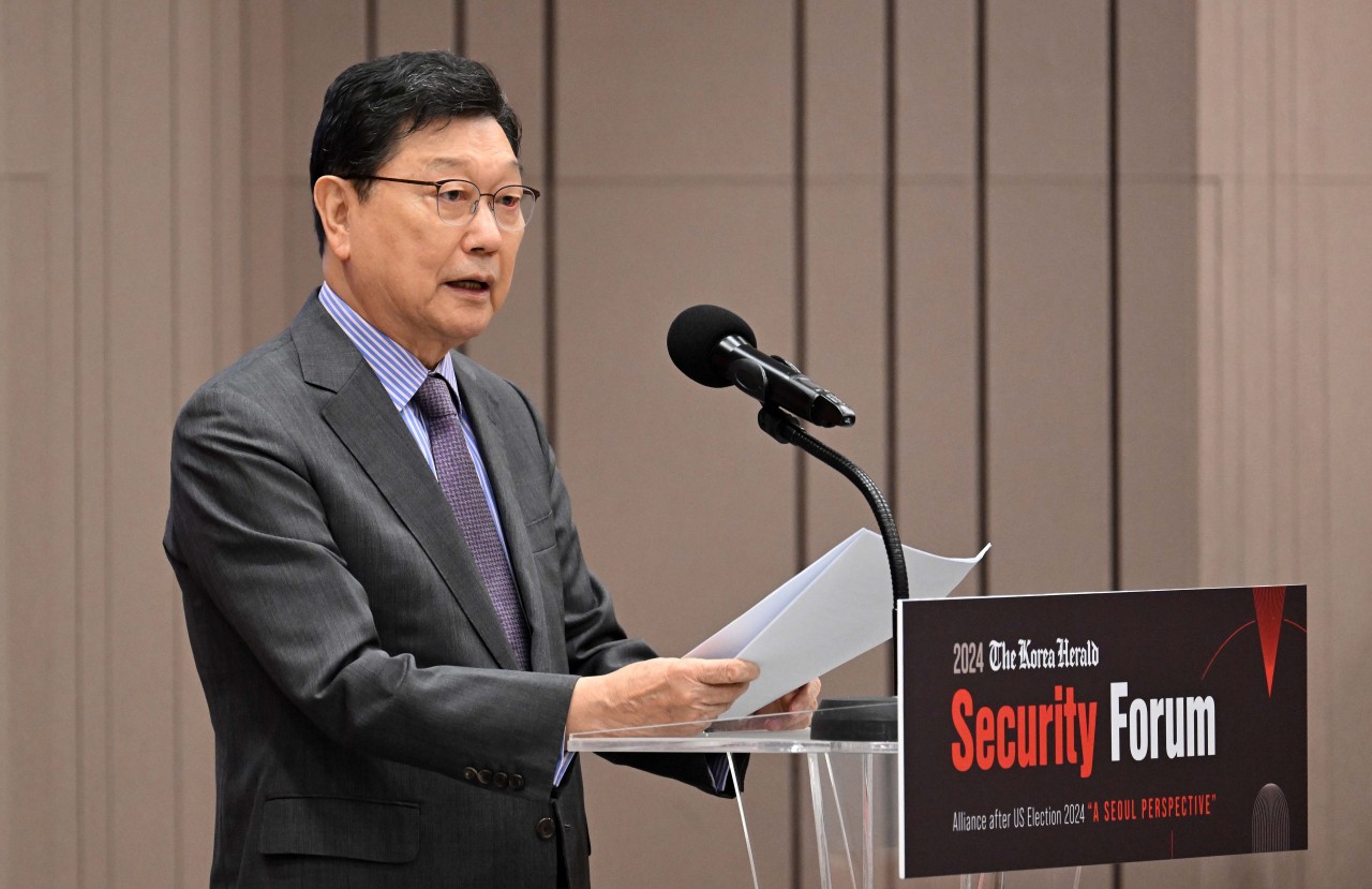 Chung Duck-koo, founder and chair of the Northeast Asia Research Foundation and former Minister of Trade, Industry, and Energy, delivers a keynote speech at the Korea Herald Security Forum on Wednesday. (Lee Sang-sub / The Korea Herald)