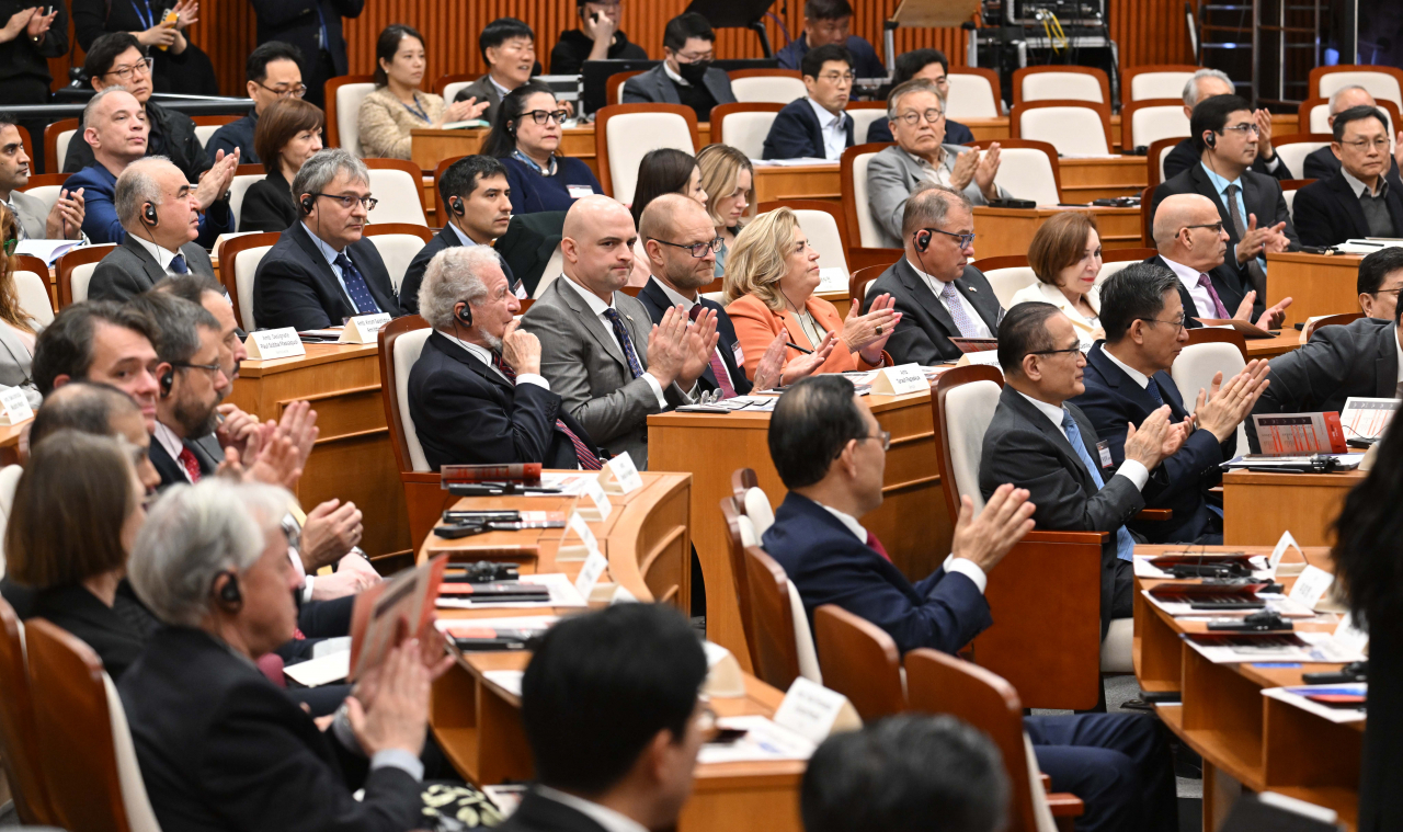 Ambassadors and diplomats from 35 countries, along with dignitaries from the National Assembly, academia and government, applaud as The Korea Herald Security Forum 2024 opened at the National Assembly Museum in Seoul on Wednesday. (Lee Sang-sub/The Korea Herald)