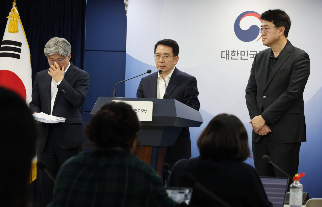 Lee Jung-hee (center), head of the government consultative body overseeing discussions on delivery platform commissions, announces the outcome of the 12th and final meeting, in a press briefing at the Seoul government complex on Thursday. (Yonhap)