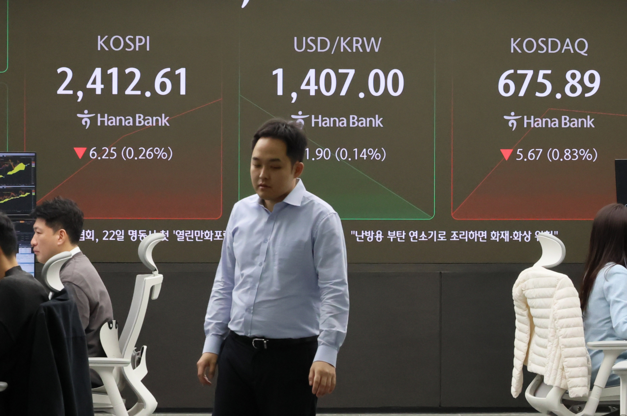 An electronic board showing the Korea Composite Stock Price Index at a dealing room of the Hana Bank headquarters in Seoul on Friday. (Yonhap)