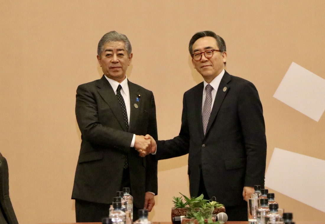 This photo, provided by South Korea's foreign ministry on Nov. 15, Friday, shows Foreign Minister Cho Tae-yul (right) and his Japanese counterpart, Takeshi Iwaya, meeting on the margins of the Asia Pacific Economic Cooperation meeting in Lima, Peru, on Nov. 14, Thursday. (Yonhap)