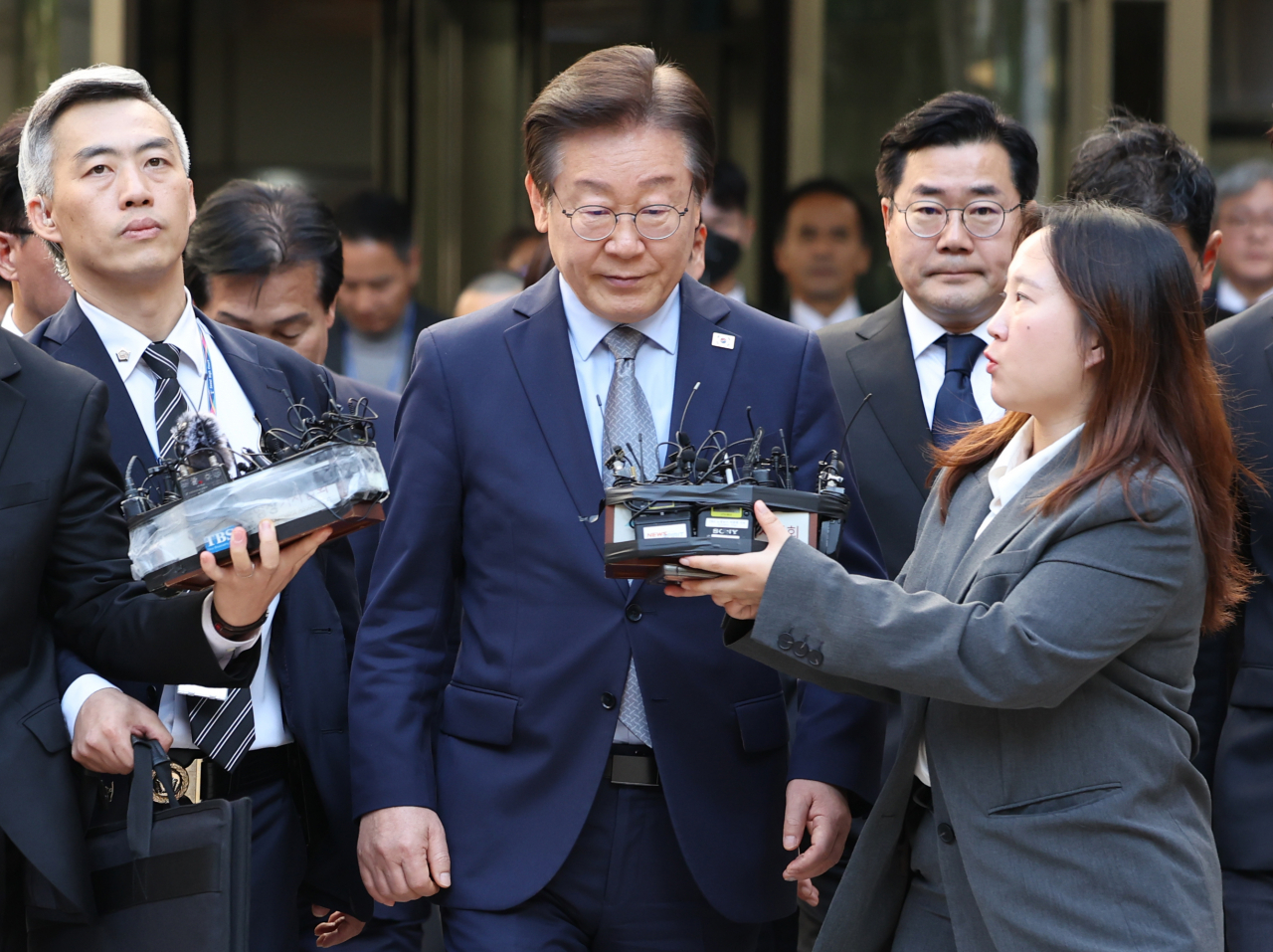 Opposition leader Lee Jae-myung (center) arrives at the Seoul Central District Court in southern Seoul on Nov. 15, 2024, ahead of the court's sentencing on his election law violation charges. (Yonhap)