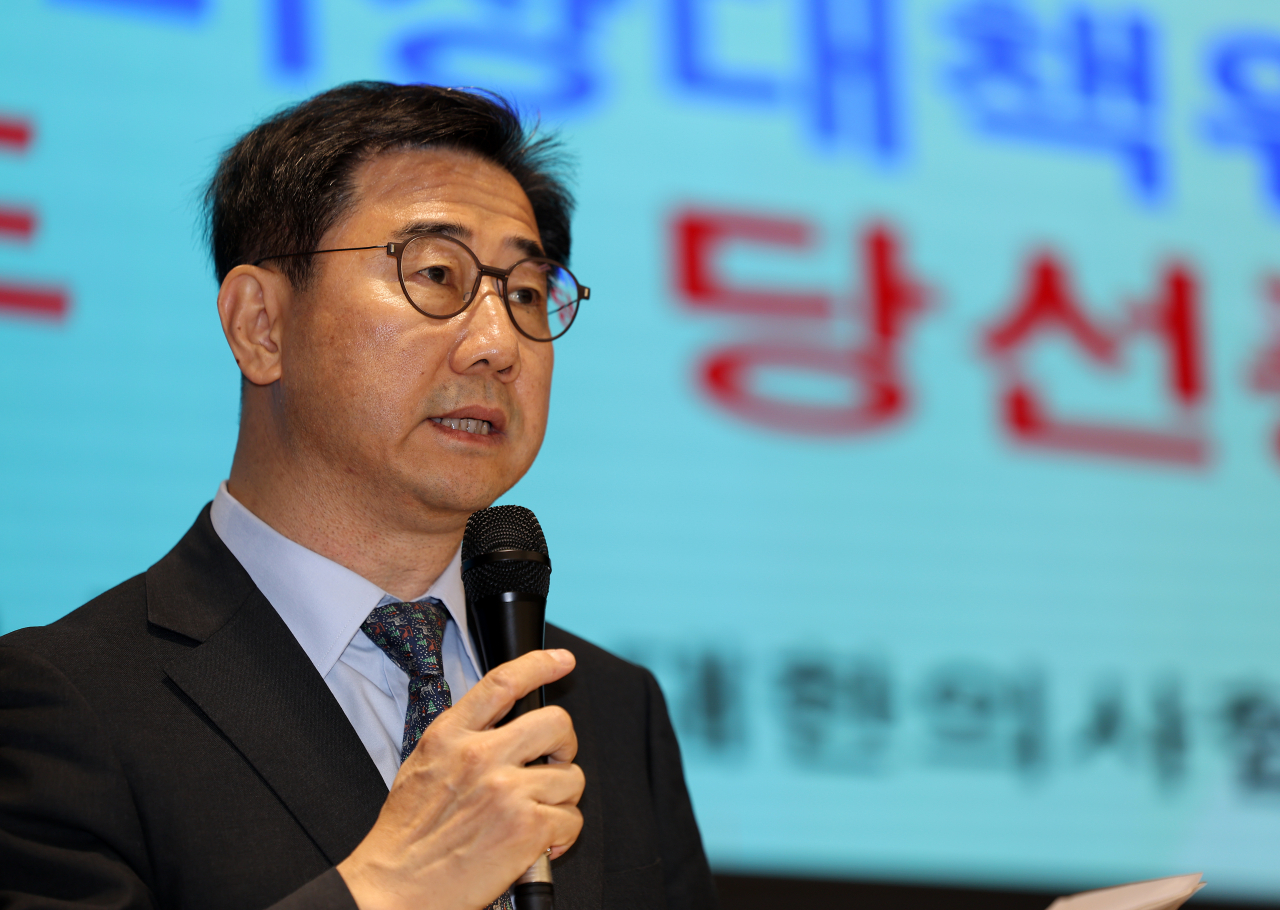 Park Hyung-wook, the newly elected chief of the emergency committee of the Korean Medical Association, delivers a victory speech at the association's headquarters in Yongsan, central Seoul, Wednesday. (Newsis)