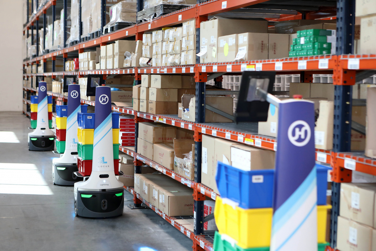 An autonomous logistics robot, Locus, at the LA fulfillment center (Hanjin Logistics)