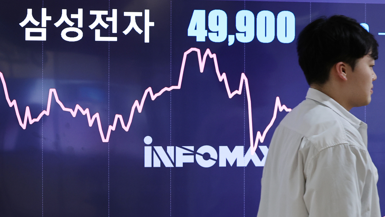 This electronic signboard at Yonhap Informax in central Seoul shows Samsung Electronics shares' closing price at 49,900 won (US$35.77), the lowest since June 2020, on Thursday. (Yonhap)