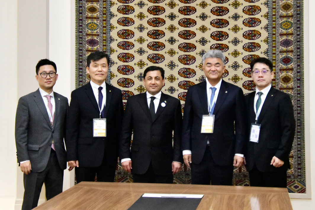 Daewoo E&C Chairman Jung Won-ju (second from right) attends the CIET2024 conference in Ashgabat, Turkmenistan, and meets with Baymyrat Annamammedov (center), Turkmenistan's deputy prime minister for energy, construction and industry, Nov. 5. (Daewoo E&C)