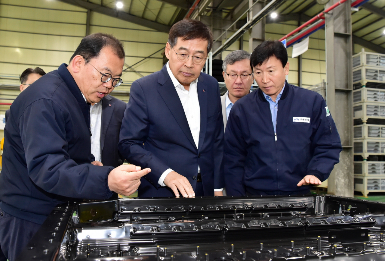 LG Chem's Vice Chairman Shin Hak Cheol (second from the left) and other officials examine equipment at a partner company in 2019. (LG Chem)