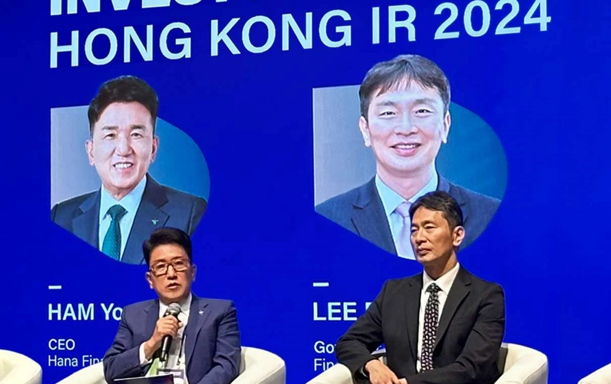 Hana Financial Group Chairman Ham Young-joo (left) and Financial Supervisory Service Gov. Lee Bok-hyun attend a global investor relations event held in Hong Kong, Wednesday. (Hana Financial Group)