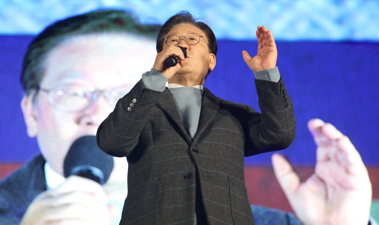 Rep. Lee Jae-myung, the Democratic Party of Korea chair, speaks to a rally held in the streets of central Seoul on Saturday, the day after a court in Seoul sentenced him to a suspended prison term. (Yonhap)