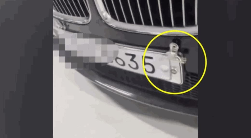 This screengrab from a JTBC report shows a car with a fake paper license plate attached on top of its original vehicle registration plate.