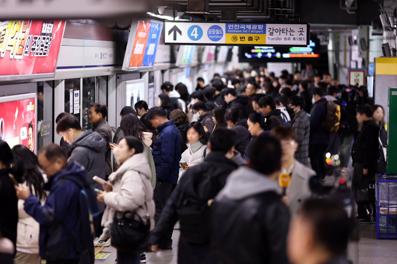 Passengers wait for a subway at Seoul Station on Monday, on the day the Korean Railway Workers' Union launched a work-to-rule strike to demand better working conditions. (Yonhap)