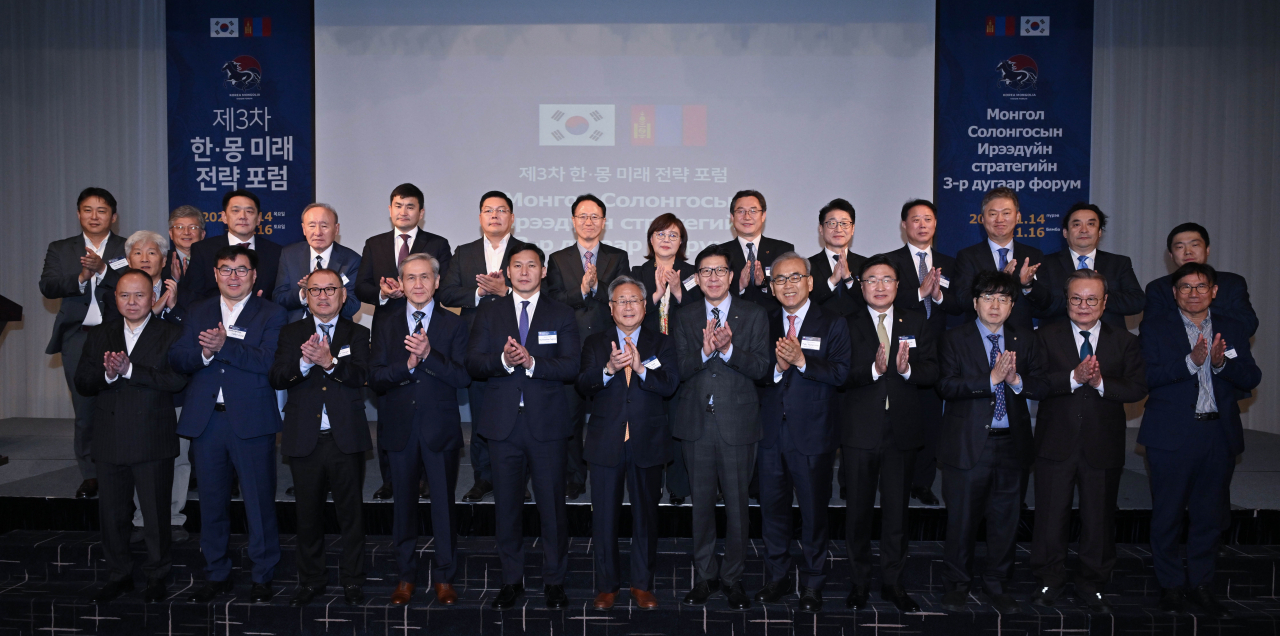 (From fourth from left, front row) Former Mongolian President Enkhbayar Nambaryn, Mongolian Health Minister Togtmol Munkhsaikhan, former permanent representative of the Republic of Korea to the United Nations Kim Sook, Busan Mayor Park Heong-joon, Ahn-Sei Foundation Chairman Park Young-joon and Rep. Kim Dae-sik join other dignitaries for a group photo at the Korea-Mongolia Future Strategy Forum, held last Friday at The Westin Josun Busan hotel in Busan. (Im Se-jun/The Korea Herald)