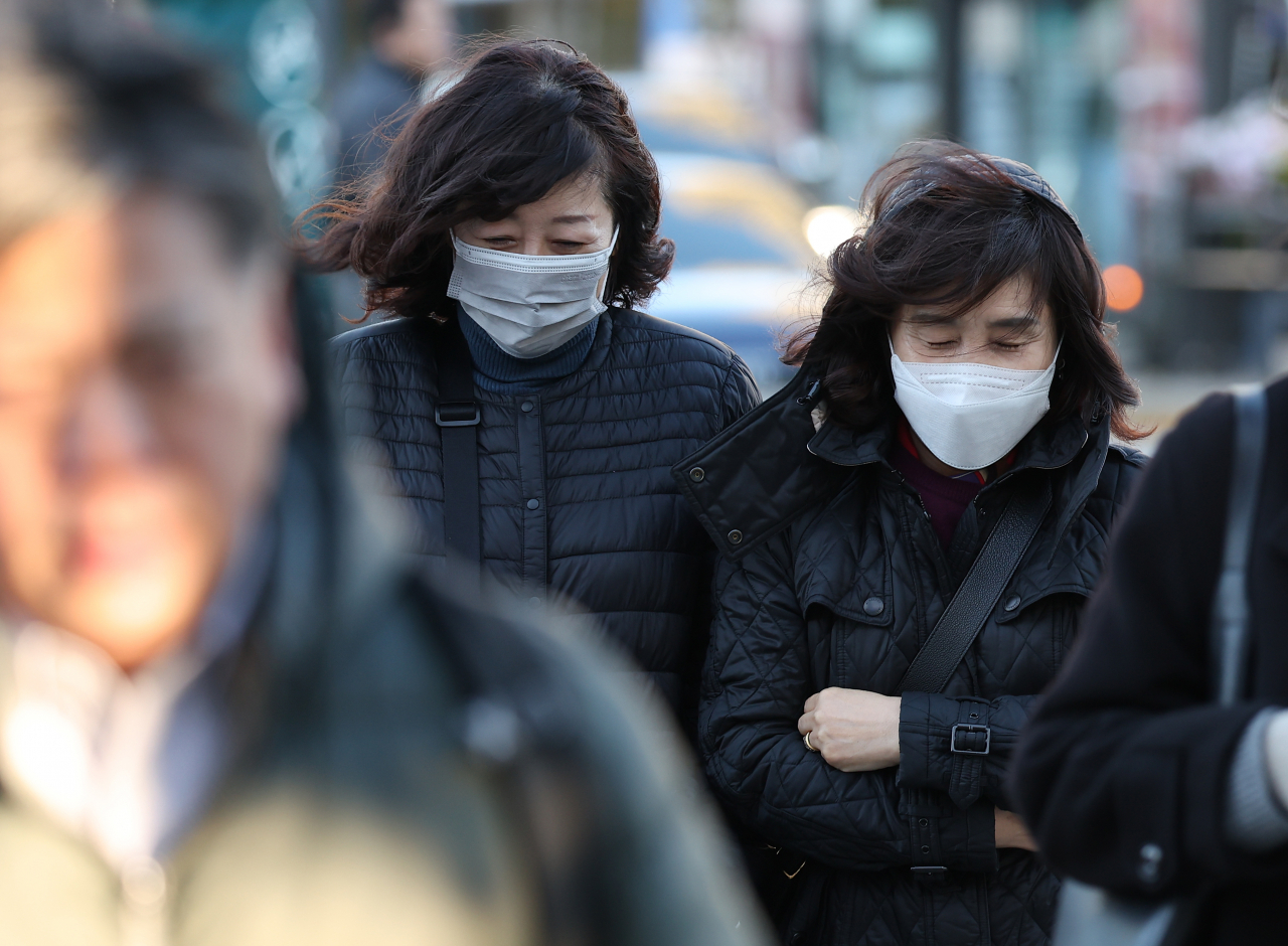 Citizens were seen near Gwanghwamun Square in Jongno-gu, Seoul, Monday morning as temperatures dropped below zero degrees Celsius. (Yonhap)