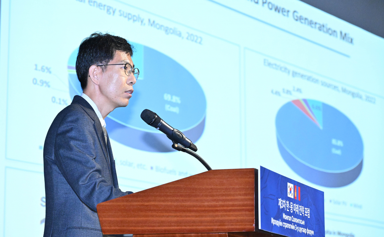 Park Chan-kook, from the Korea Energy Economics Institute, points out the need for Mongolia to shift from coal to renewable energy and highlights how Korea can help with technology and funding, in Busan, Friday. (Im Se-jun/The Korea Herald)