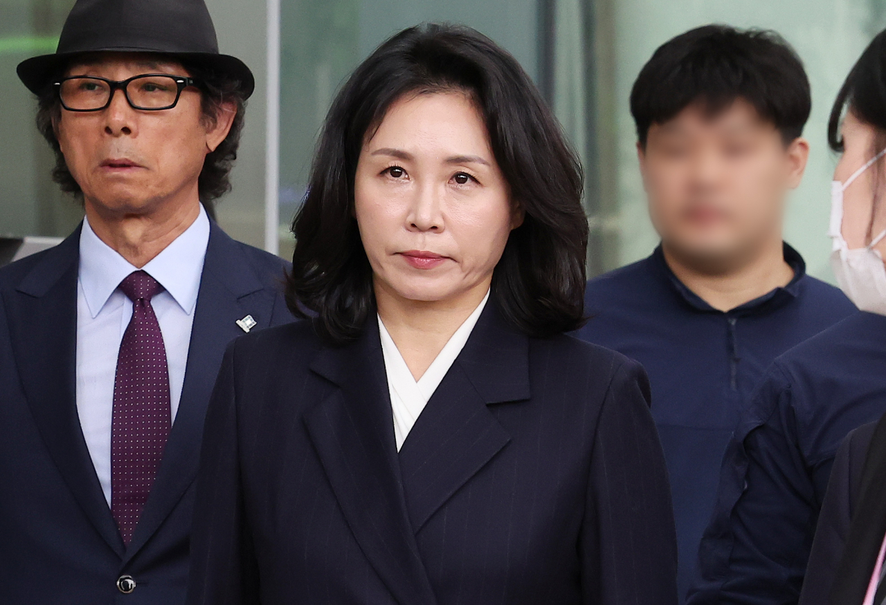 Kim Hye-kyung, wife of main opposition leader Lee Jae-myung, appears from a courtroom in Suwon on Nov. 14. (Yonhap)