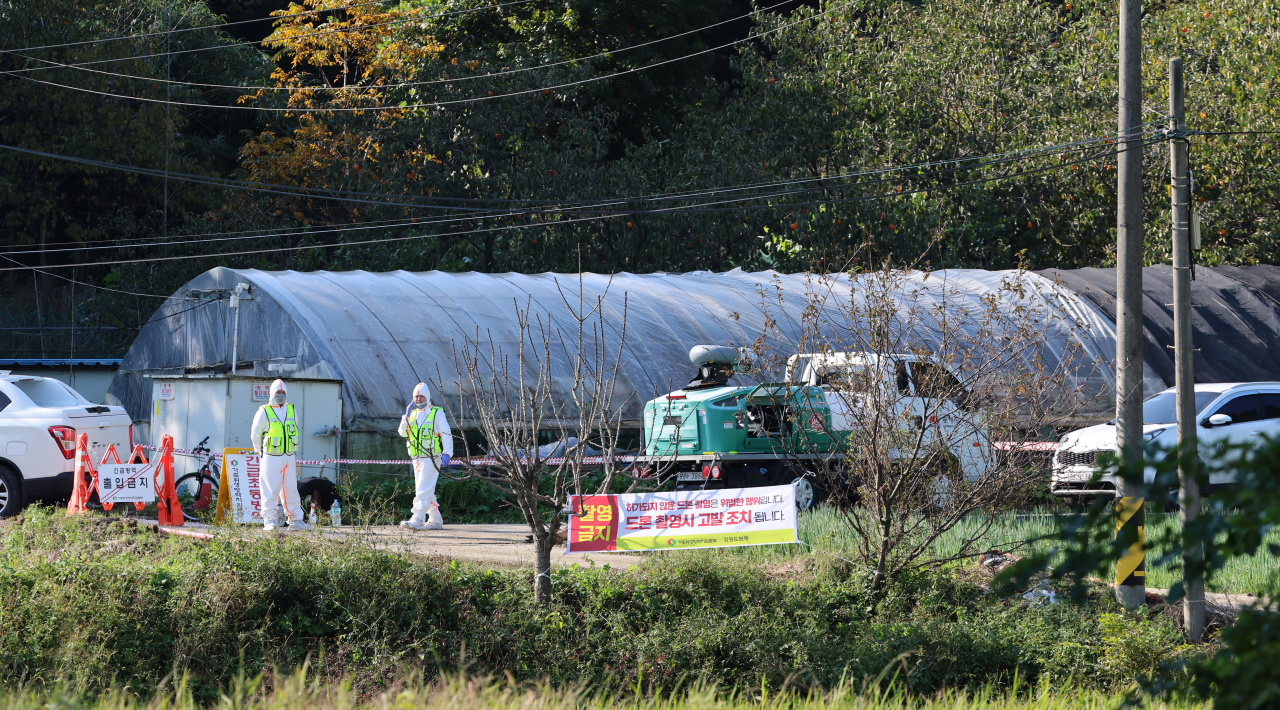 Officials control entry to a poultry farm in Ganghwa County in Incheon on Oct. 30, following an outbreak of highly pathogenic avian influenza. (Yonhap)