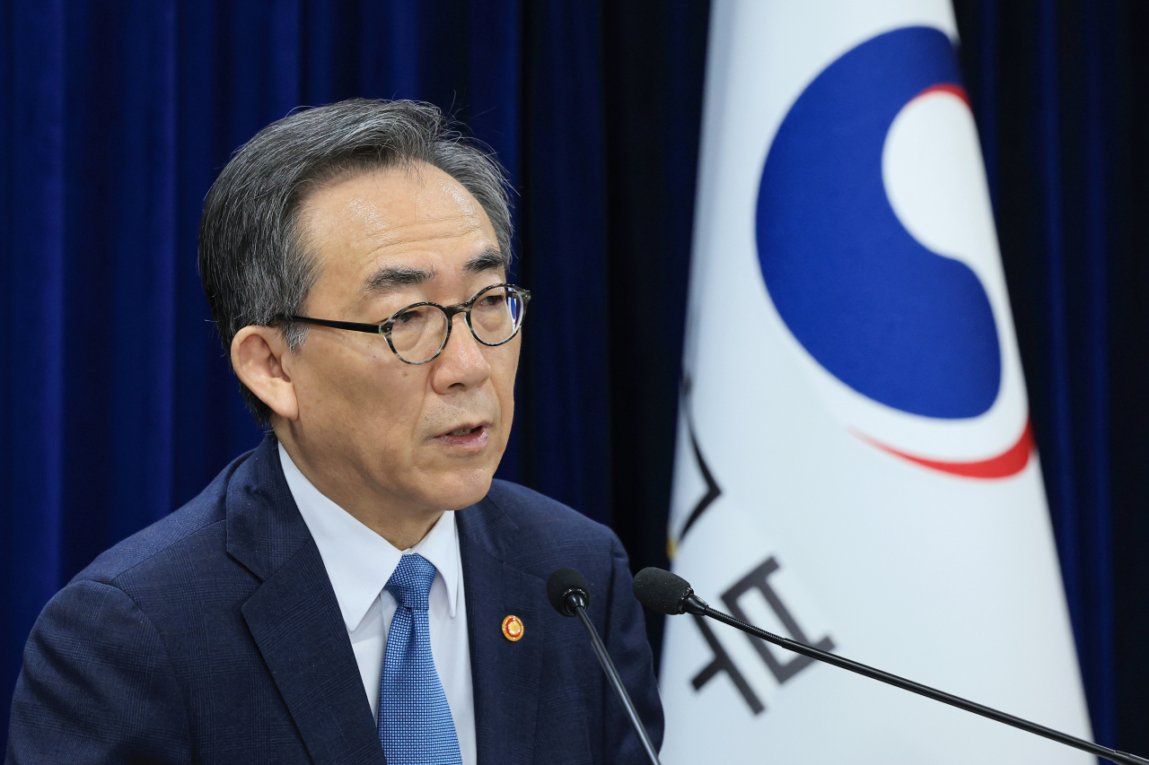 This photo, taken on Nov. 12, shows Foreign Minister Cho Tae-yul speaking during a press briefing at the government complex in Seoul. (Yonhap)